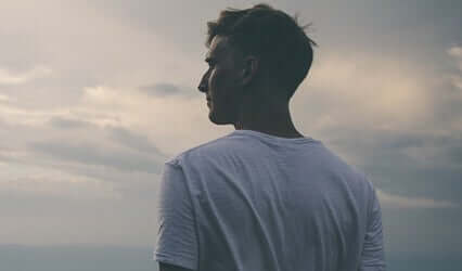 Homem observando o horizonte