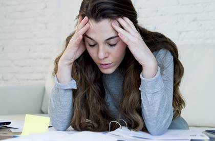 Jovem estressada no trabalho