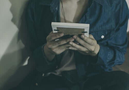 Garota segurando porta retrato