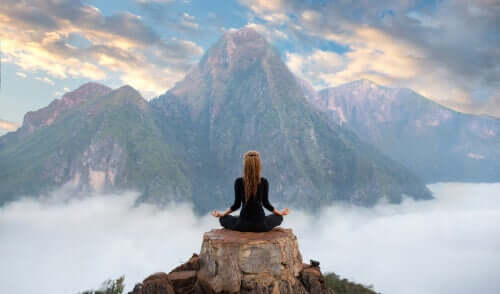 Mulher meditando em montanha