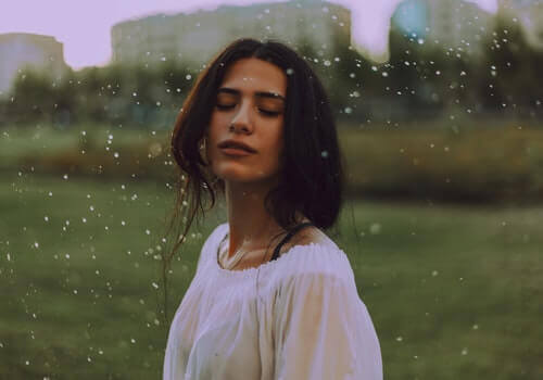 Mulher apreciando a chuva