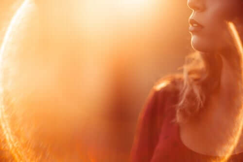 Mulher rodeada de luz