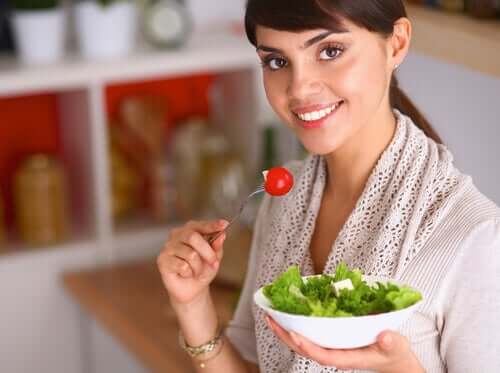 Mulher comendo salada