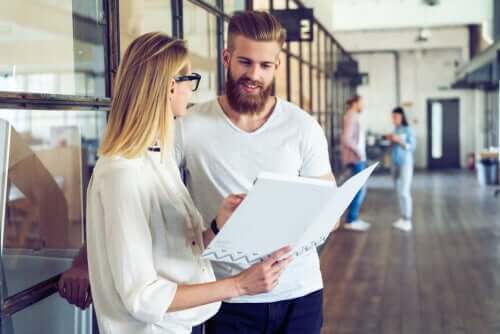 Colegas de trabalho conversando