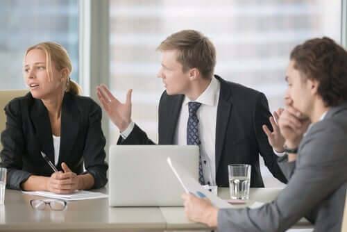Colegas de trabalho discutindo