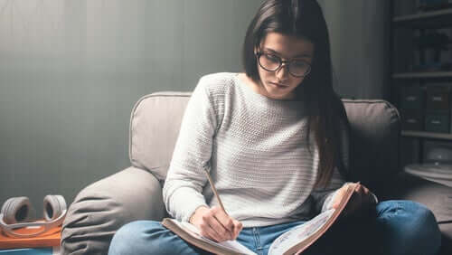 Menina estudando em uma poltrona