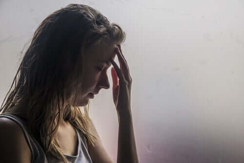 Menina com dor de cabeça