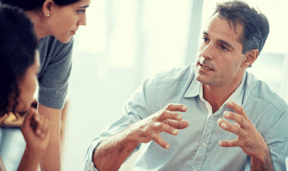 Colegas conversando no trabalho