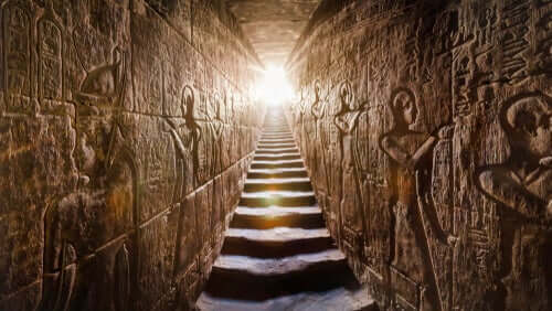 Interior de pirâmide egípcia