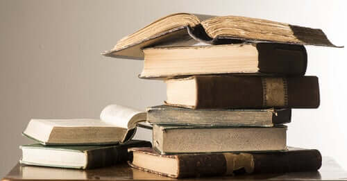 Pilha de livros antigos