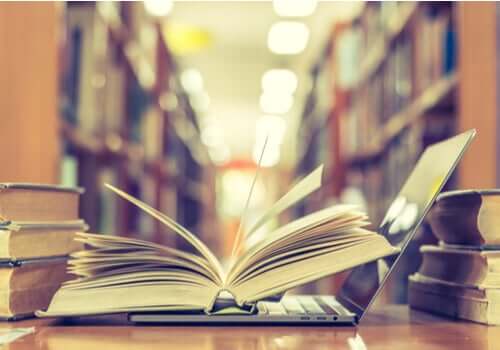 Livros e laptop em uma biblioteca