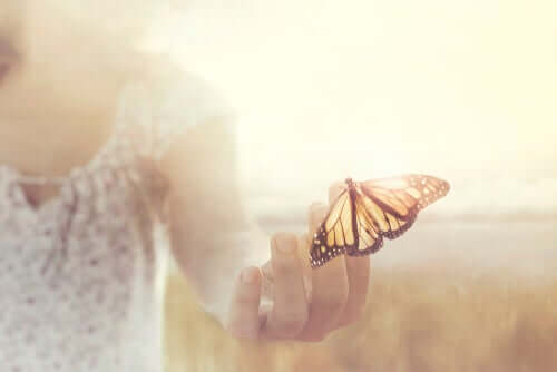 Mulher com borboleta na mão