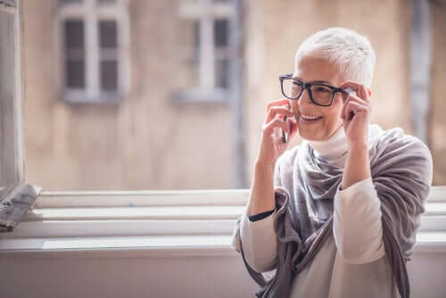 Mulher mais velha falando ao telefone