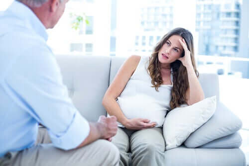 Mulher grávida em sessão de terapia