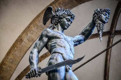 Perseu segurando a cabeça de Medusa