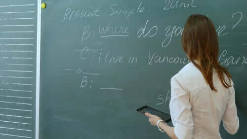 Professora dando aula de inglês