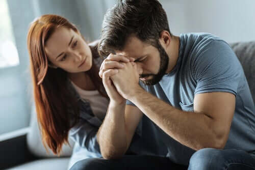 Mulher consolando seu parceiro