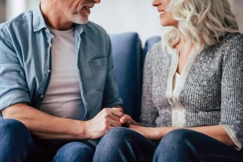 Casal de idosos dando as mãos