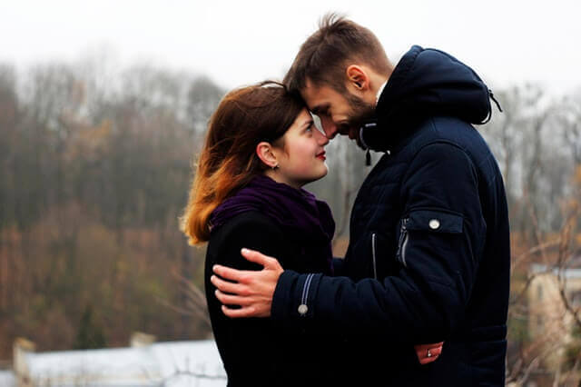 Casal se olhando nos olhos