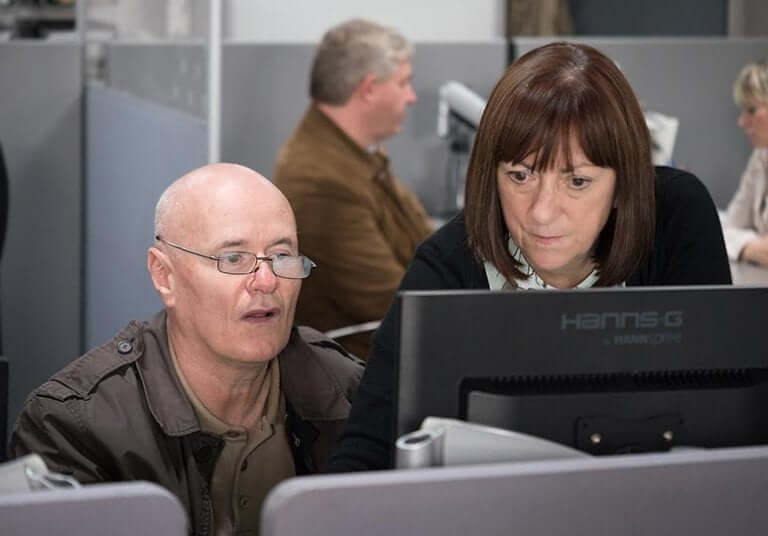 Eu, Daniel Blake usando computador.