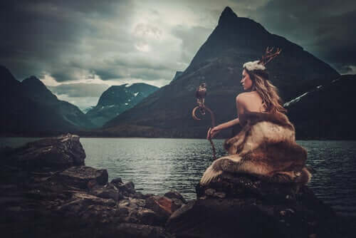 Deusa sentada em lago