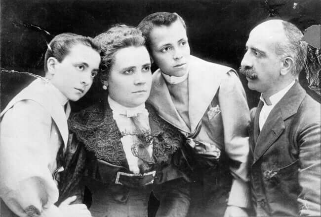 Dolores Aleu Riera e amigos