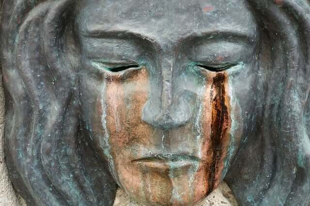 Escultura de mulher chorando