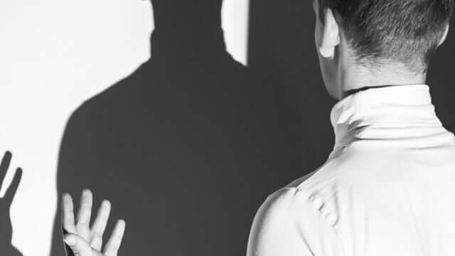 Homem falando consigo mesmo