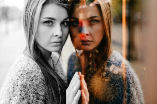 Reflexo de garota na janela