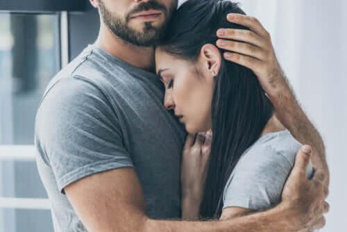 Homem abraçando mulher sem motivação