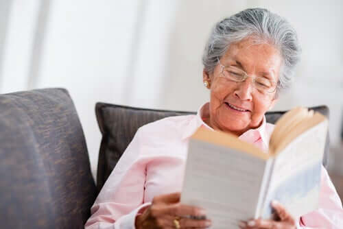 Senhora idosa lendo um livro