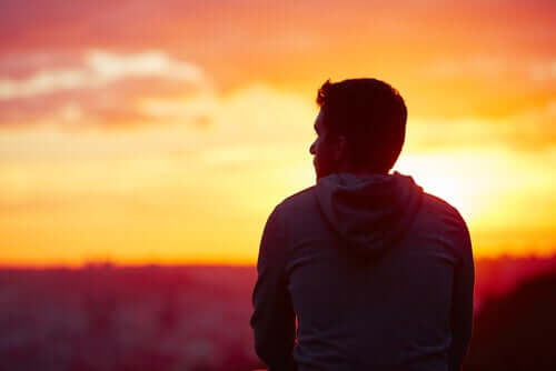 Jovem ao entardecer