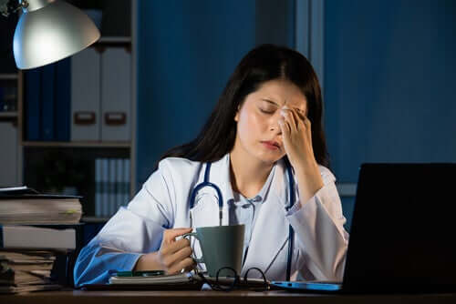 Médica com sono no consultório