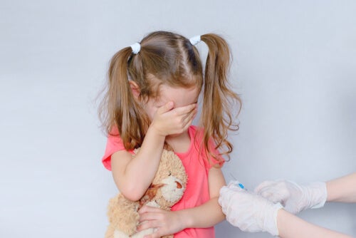 Criança com medo de tomar vacina