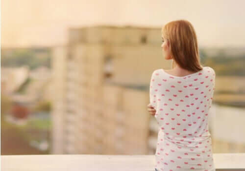 Mulher em paisagem urbana