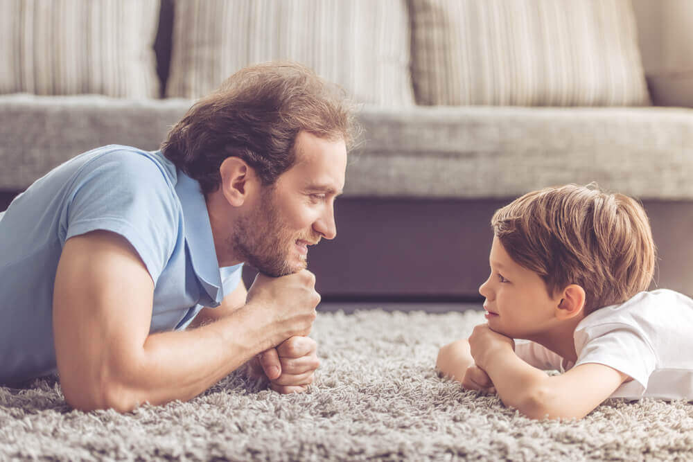 Pai e filho se divertindo