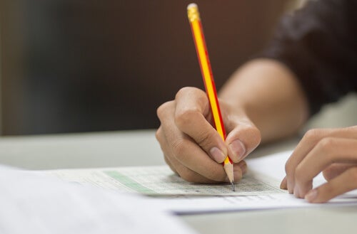 Pessoa fazendo prova