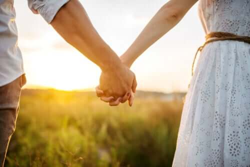 Casal de mãos dadas no campo