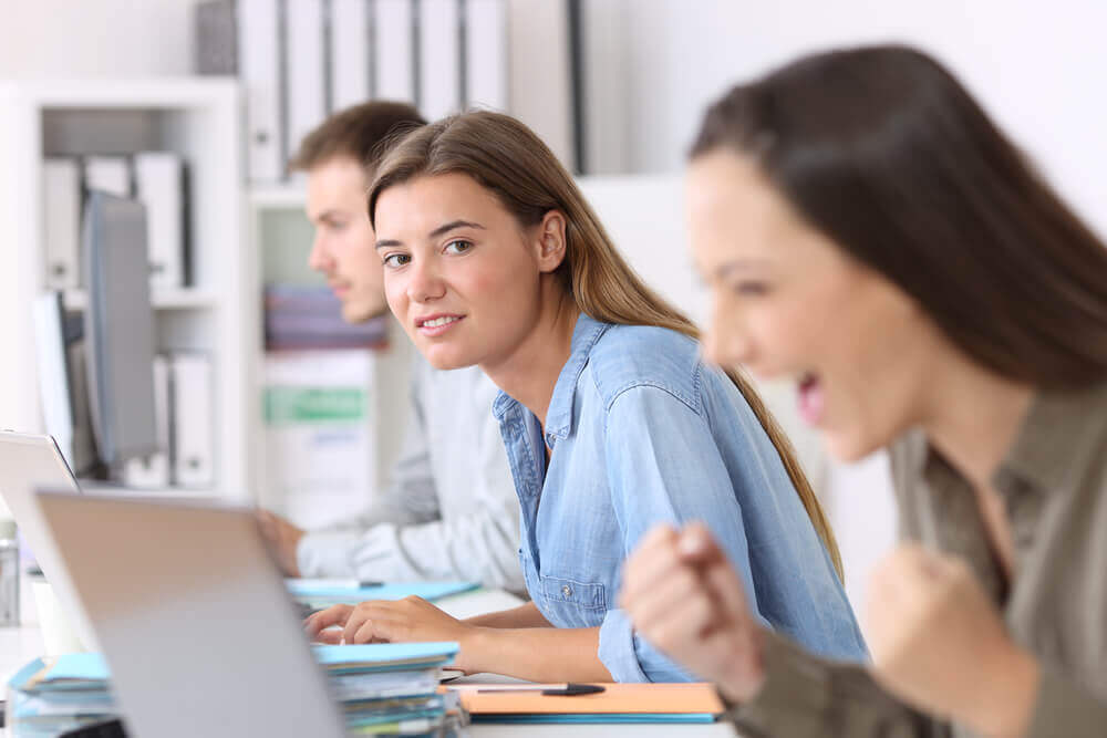 Colega de trabalho sentindo inveja