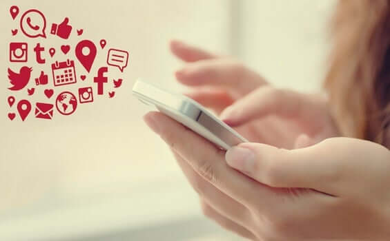 Jovem mexendo nas redes sociais