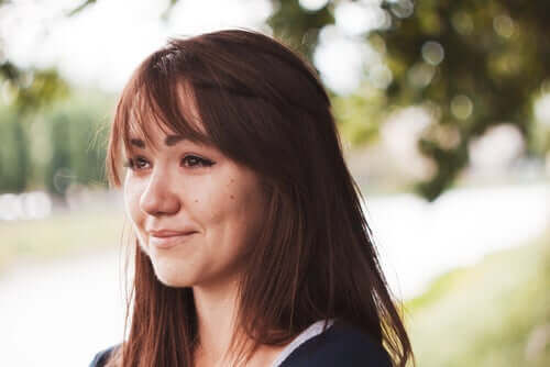 Mulher sorrindo melancólica