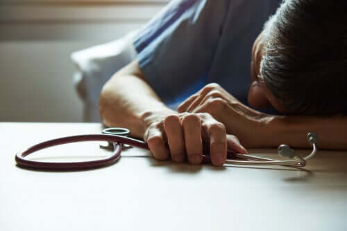 Médico sofrendo de burnout