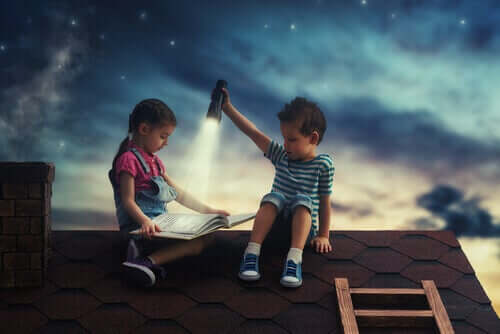 Menino e menina lendo no telhado