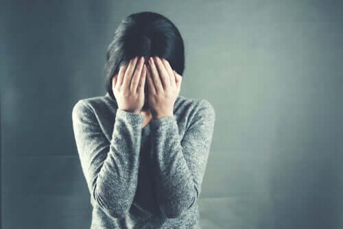 Mulher estressada por causa do trabalho