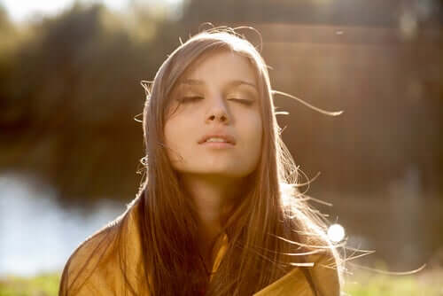 Jovem se conectando com o presente