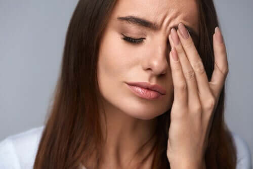 Mulher com dor de cabeça decorrente do estresse