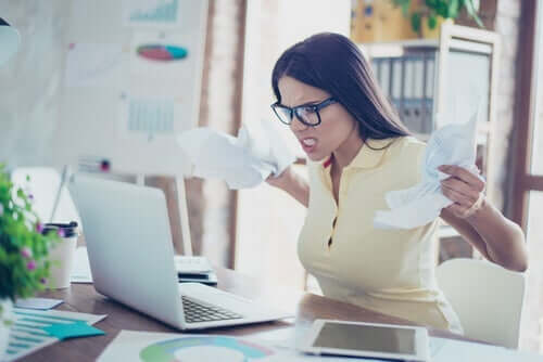 Mulher com raiva no trabalho