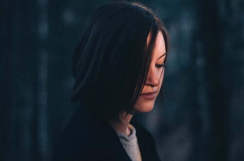 Mulher pensativa de olhos fechados