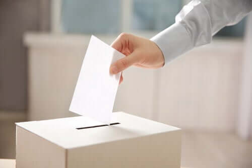 Pessoa votando nas eleições