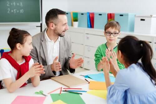 Professor dando aula para alunos